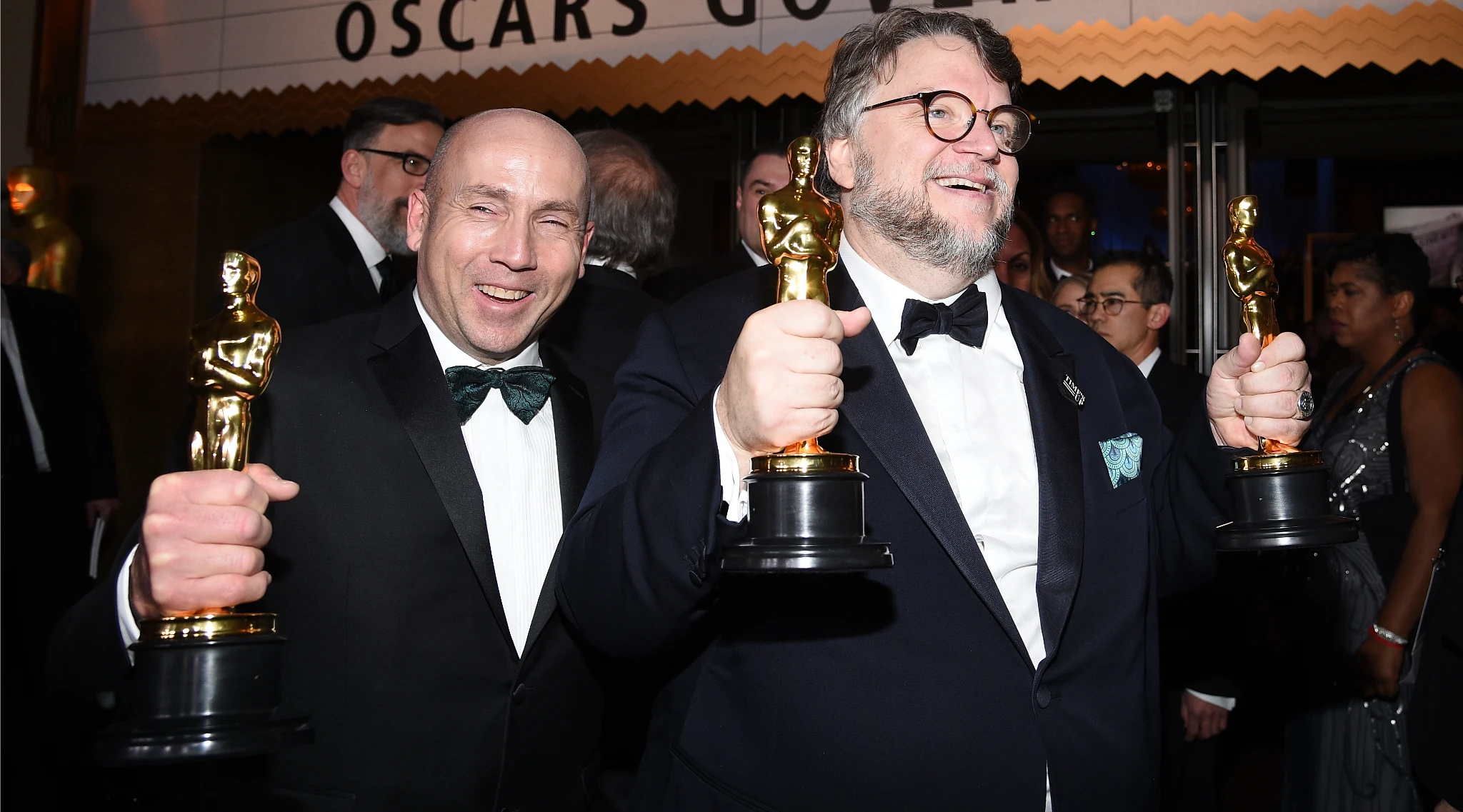 J. Miles Davis i Guillermo Del Toro, pracujący razem przy „Frankenstein", ze statuatkami za „Pinokio"