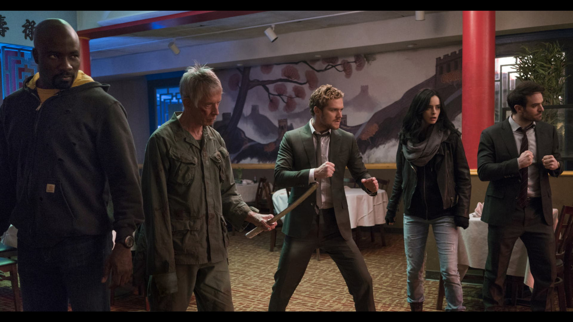 The Defenders, scena w barze, Mike Coltera, Scott Glenn, Finn Jones, Krysten Ritter i Charlie Cox.