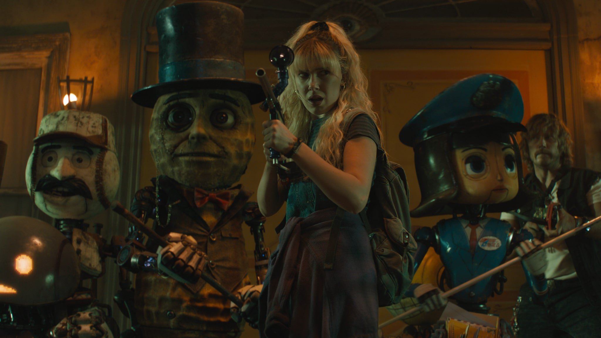 Michelle(Millie Bobby Brown) i Keats(Chris Pratt) wraz z załogą robotów. / Źródło: Netflix