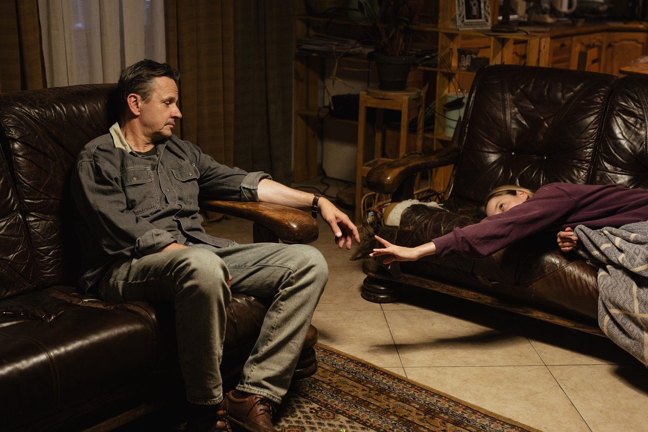 „Innego końca nie będzie" – ważnym tematem filmu jest relacja Oli (Maja Pankiewicz) ze zmarłym ojcem (Bartłomiej Topa)