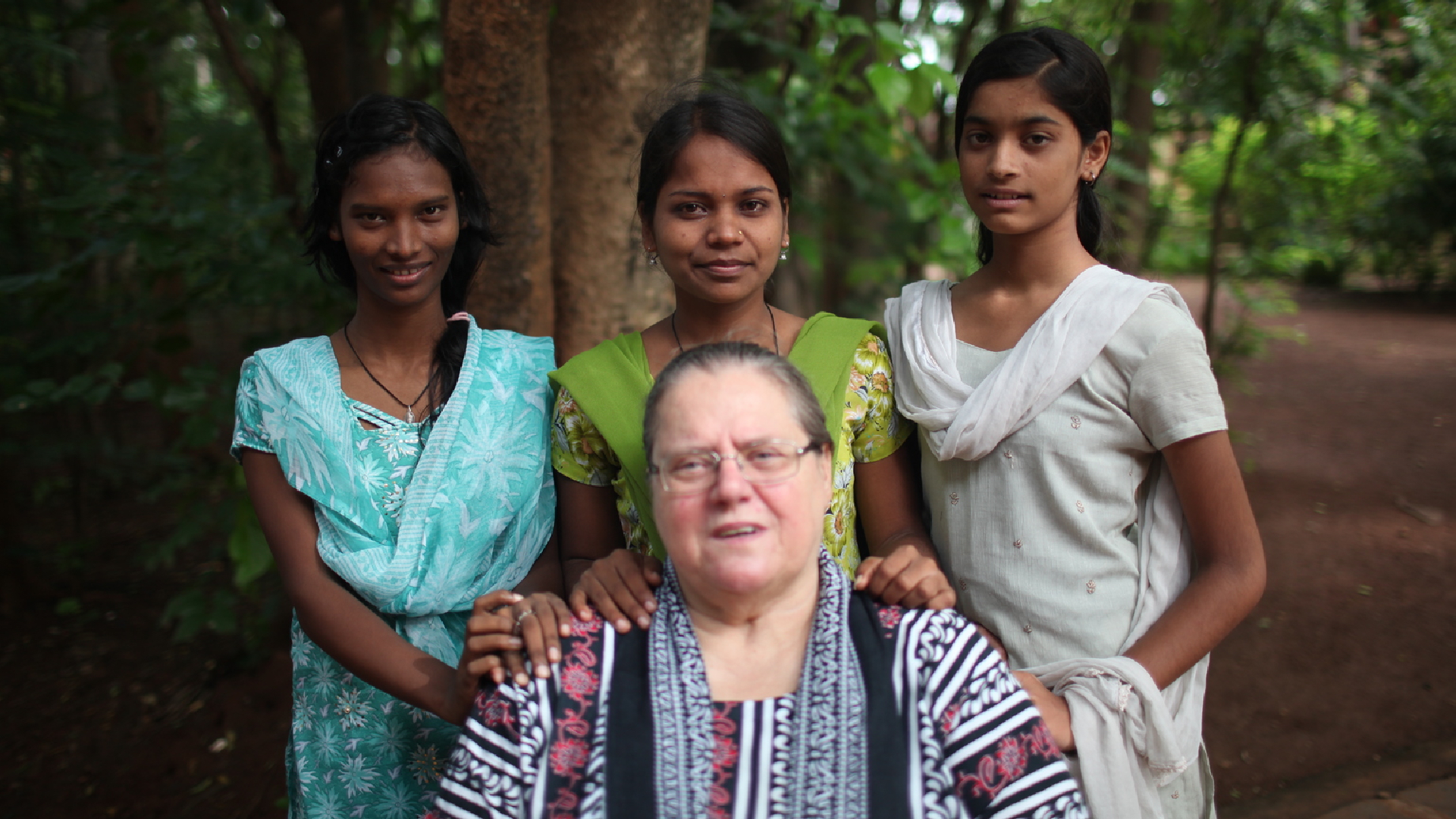 Trędowate kobiety czyszczą ryż