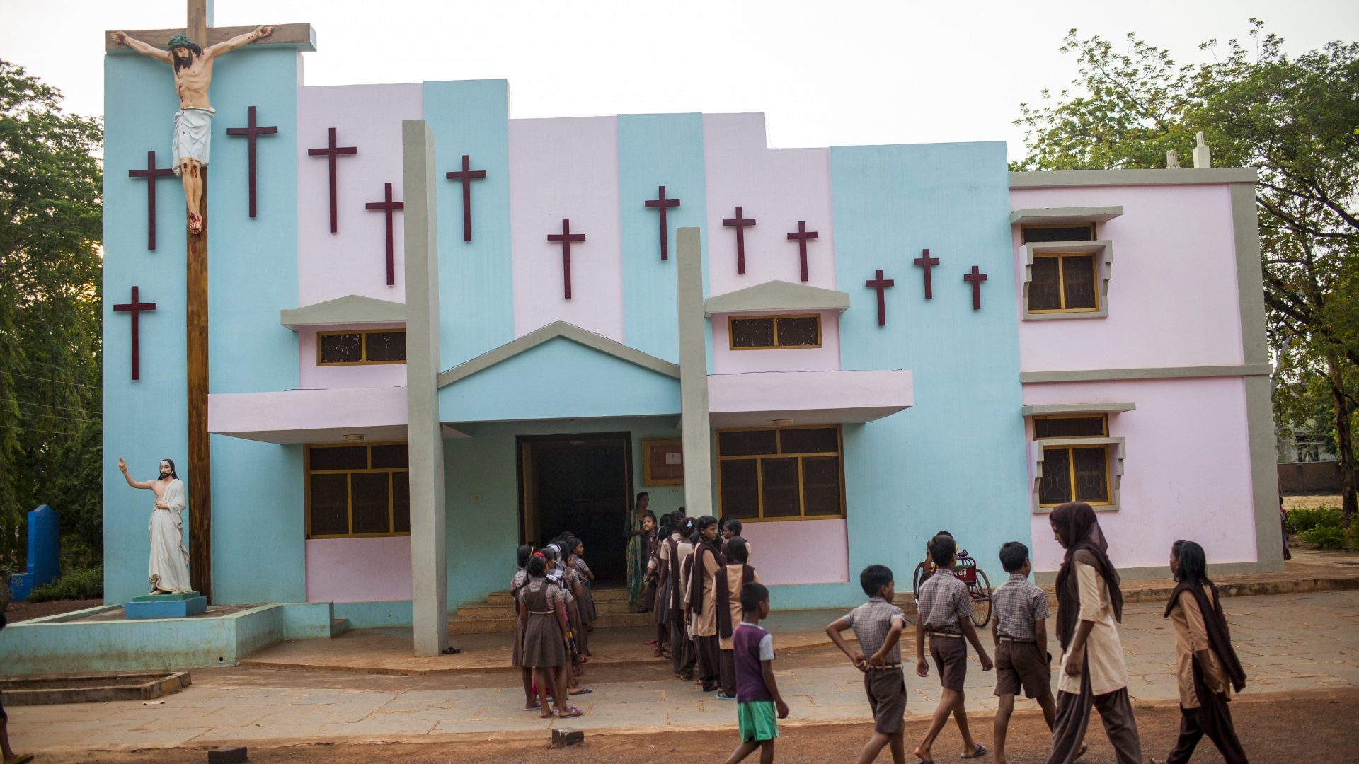 Trędowate kobiety czyszczą ryż