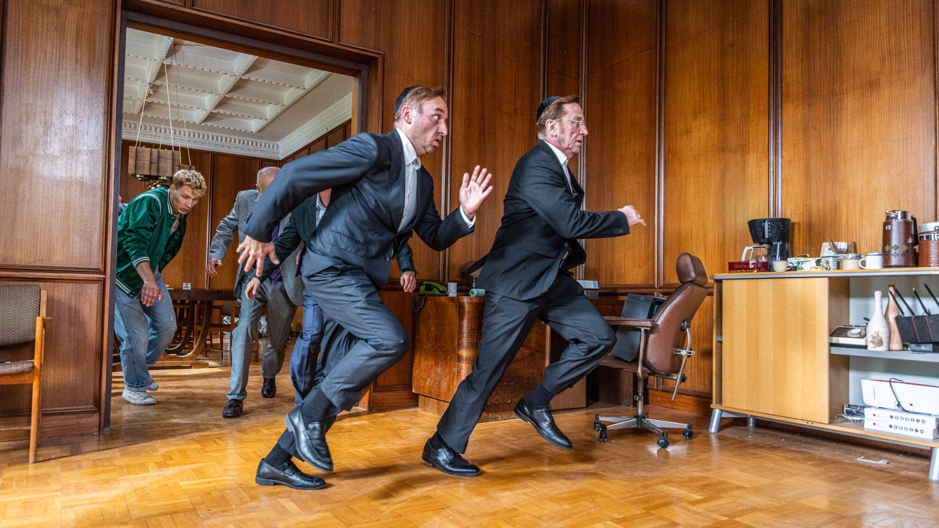 Stomil (Michał Balicki), Noah Rojzman (Paweł Wilczak) i Avi Rojzman (Wojciech Mecwaldowski) uciekający przed bandziorami