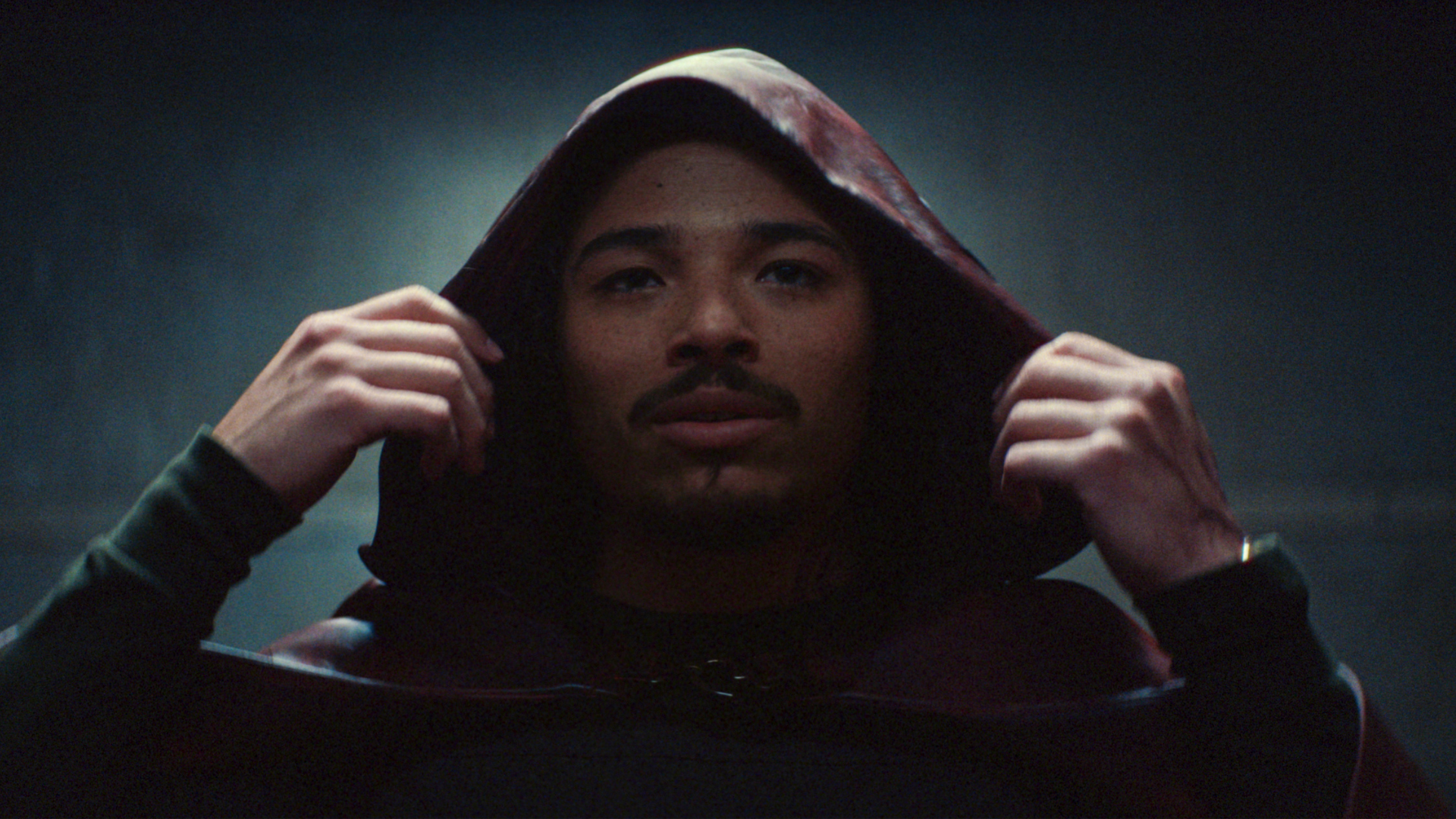 Anthony Ramos jako Hood/Parker Robbins / Źródło: Disney