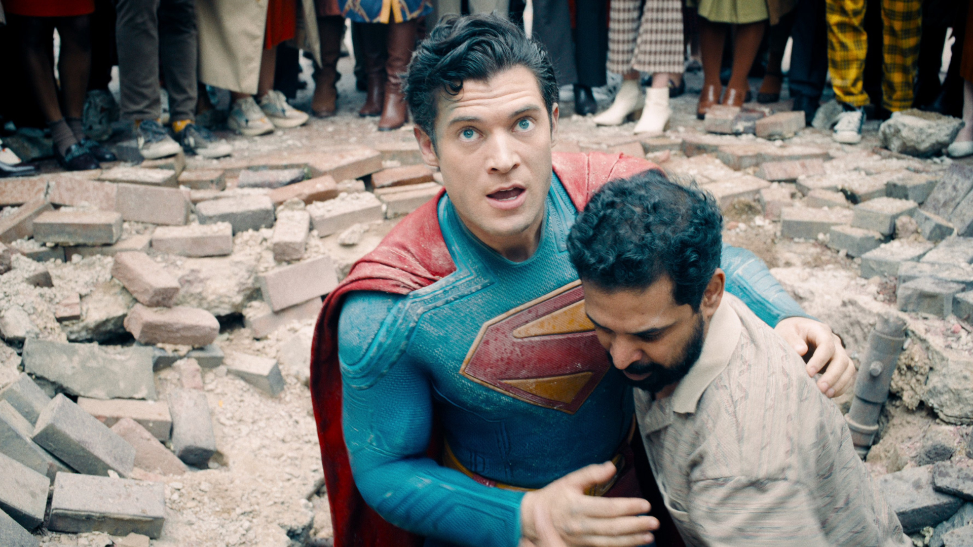 Superman (David Corenswet) i sprzedawca Mali (Dinesh Thyagarajan)