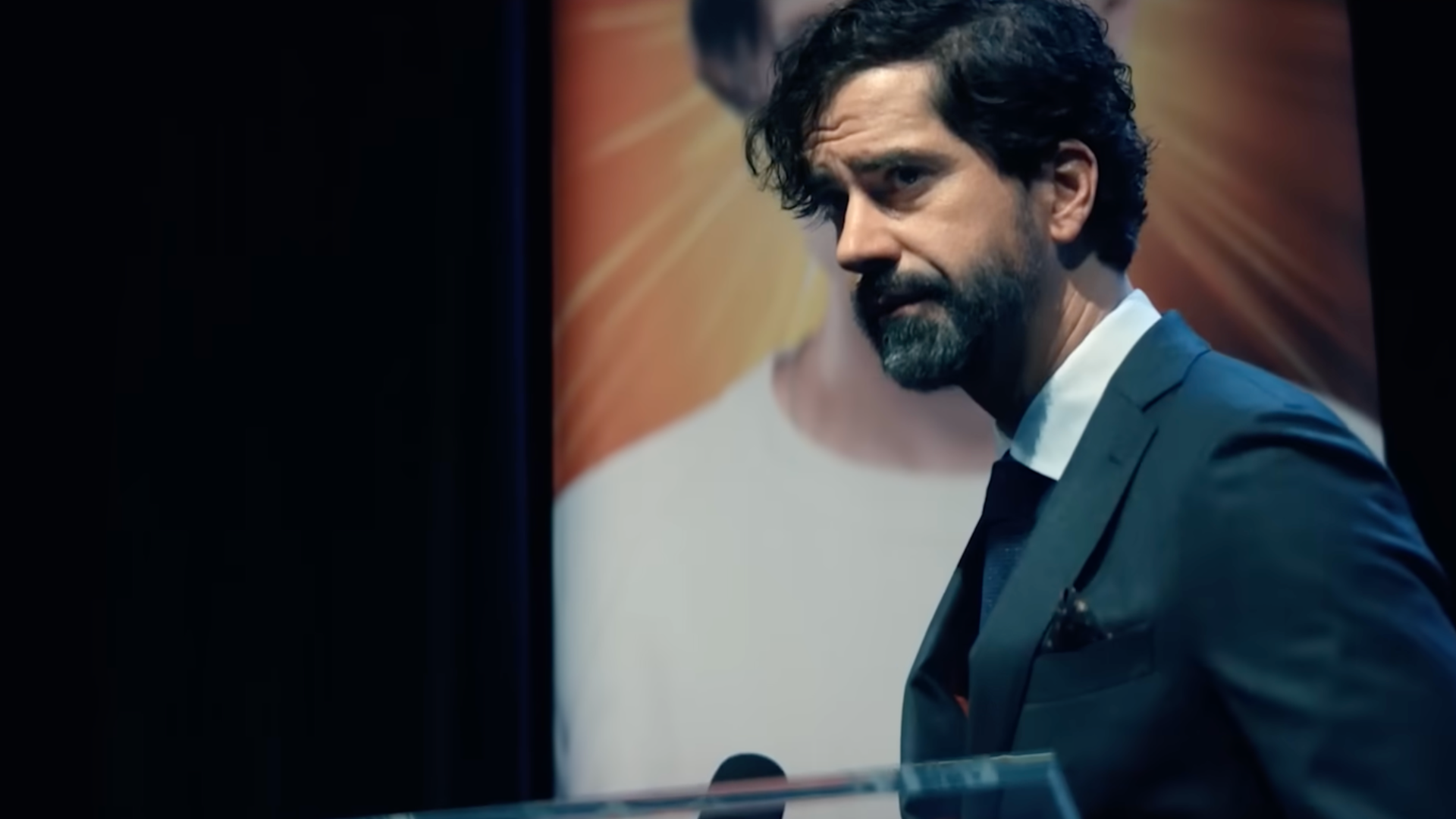 Hamish Linklater jako dziekan Cipher / Źródło: Primę Video