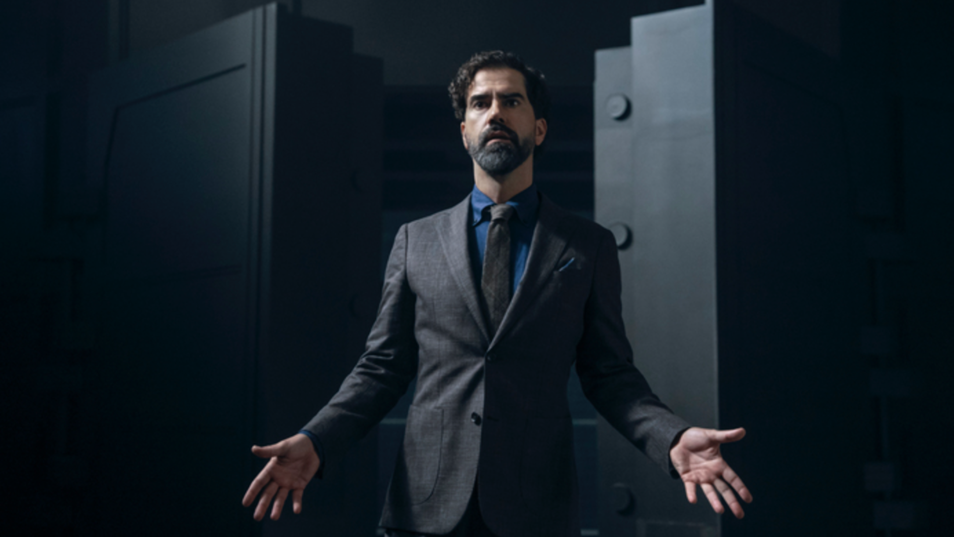 Hamish Linklater jako dyrektor Cipher / Źródło: Amazon